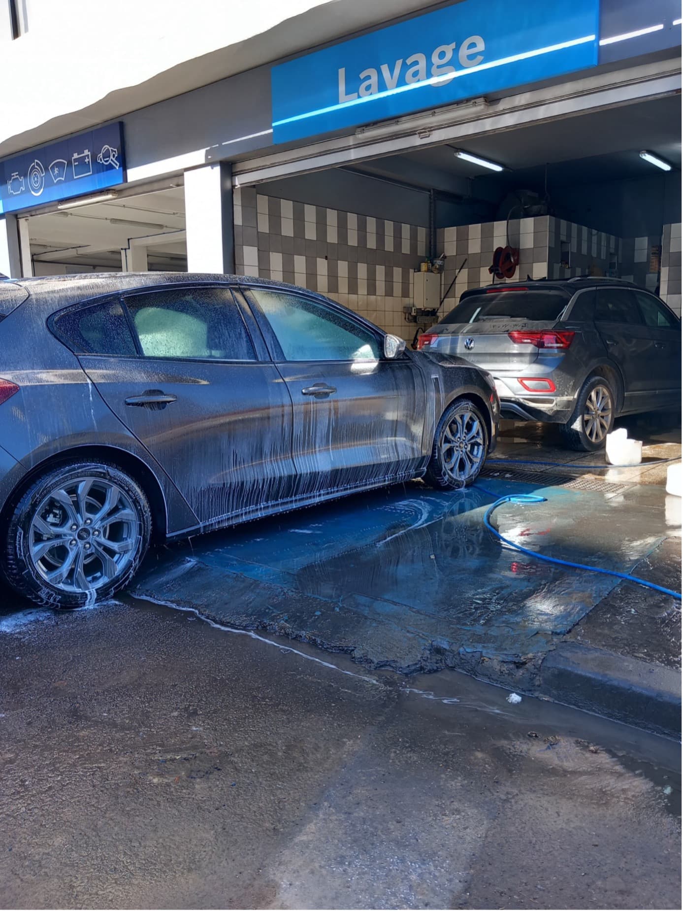 Véhicule dans l'espace de lavage